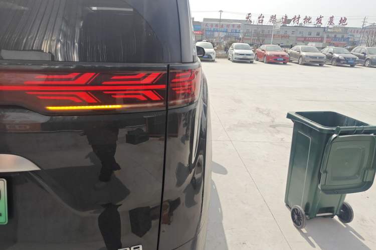 Used Denza D9 2022 DM-i 970 Four-Wheel Drive Flagship Model Exterior 3