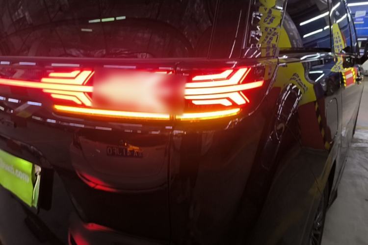 Used Denza D9 2022 DM-i 1040 Prestige Model Exterior 3