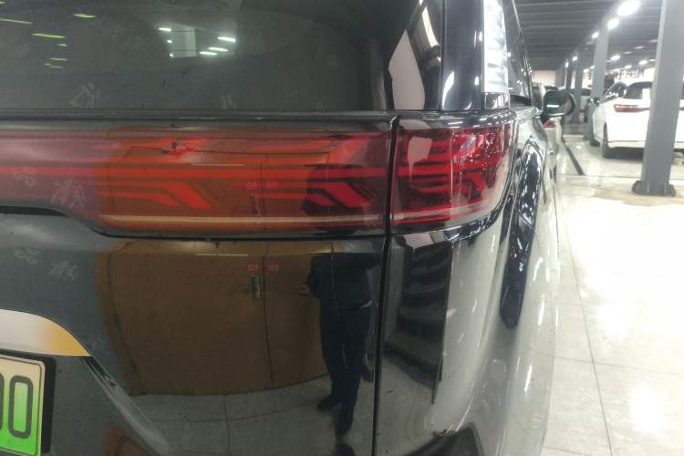 Used Denza D9 2022 DM-i 1040 Prestige Model Exterior 3
