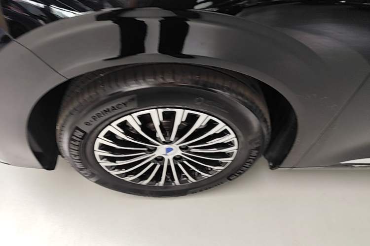 Used Denza D9 2022 DM-i 1040 Prestige Model Exterior 4