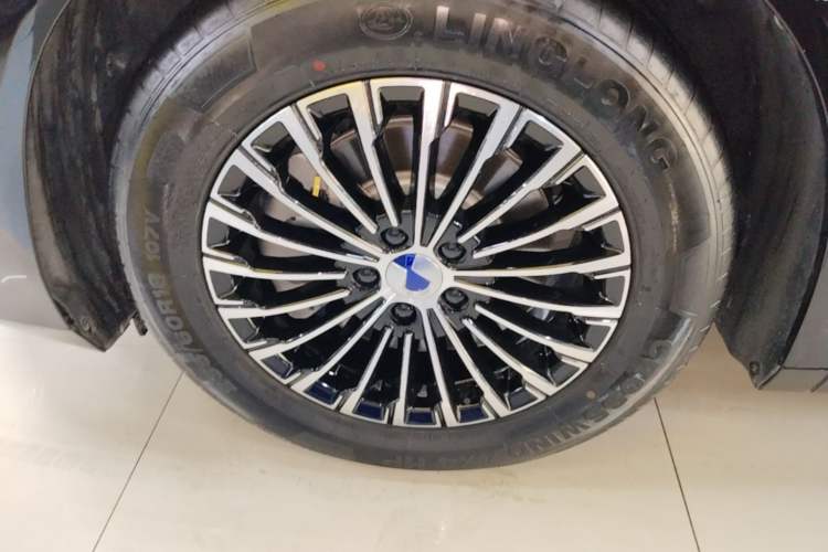 Used Denza D9 2022 DM-i 970 Four-Wheel Drive Flagship Model Exterior 4