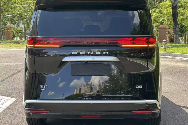 Used Denza D9 2022 DM-i 1040 Prestige Model Exterior 4