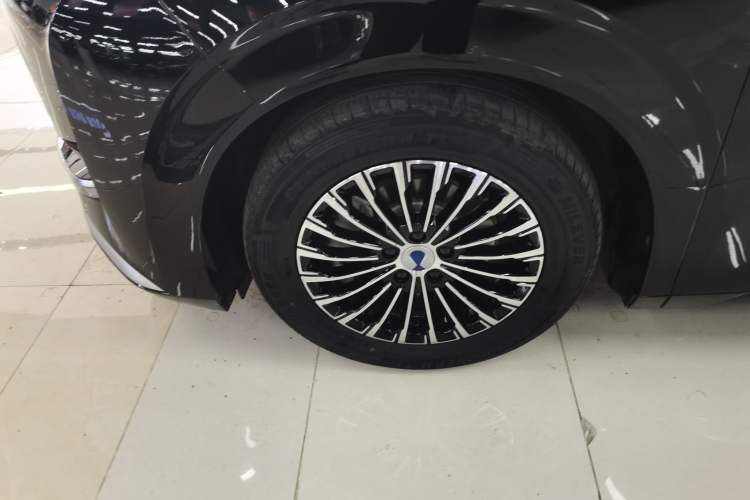 Used Denza D9 2022 DM-i 1040 Prestige Model Exterior 4