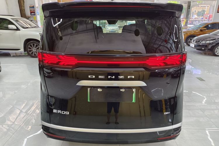 Used Denza D9 2022 DM-i 1040 Prestige Model Exterior 4