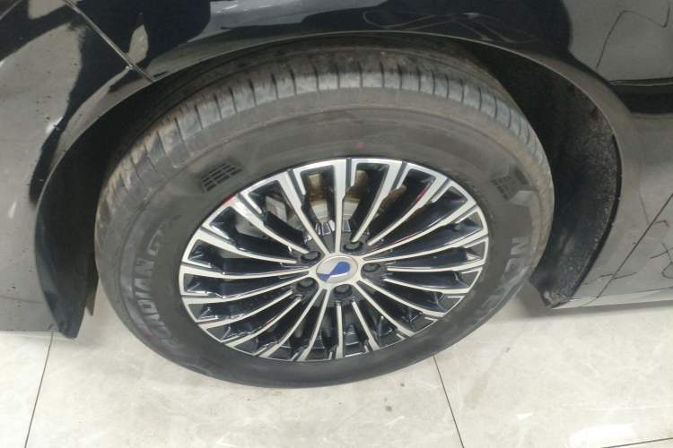 Used Denza D9 2022 DM-i 1040 Prestige Model Exterior 4