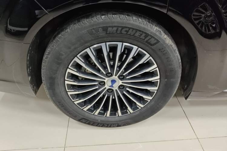 Used Denza D9 2022 DM-i 970 Four-Wheel Drive Prestige Model Exterior 5