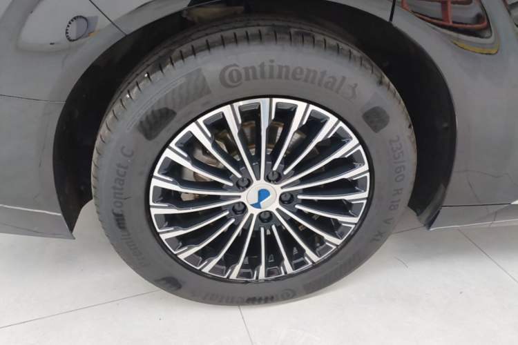 Used Denza D9 2022 DM-i 1040 Prestige Model Exterior 5