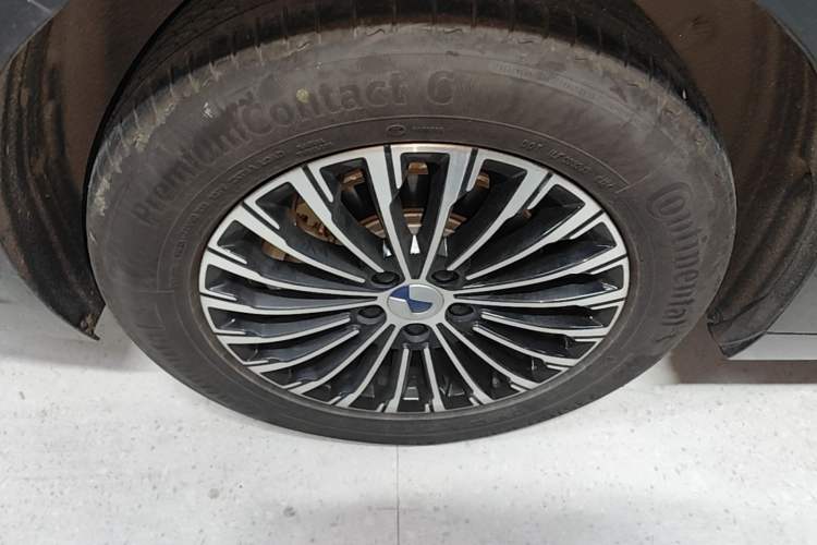 Used Denza D9 2022 DM-i 945 Luxury Model Exterior 5