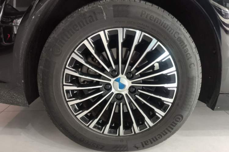 Used Denza D9 2022 DM-i 1040 Prestige Model Exterior 5