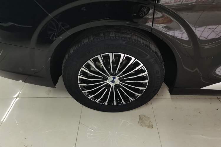 Used Denza D9 2022 DM-i 1040 Prestige Model Exterior 5