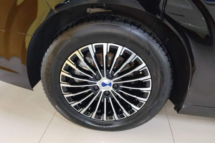 Used Denza D9 2022 DM-i 970 Four-Wheel Drive Prestige Model Exterior 5