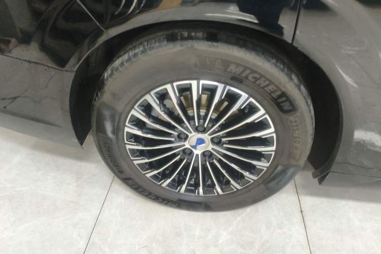 Used Denza D9 2022 DM-i 1040 Prestige Model Exterior 5