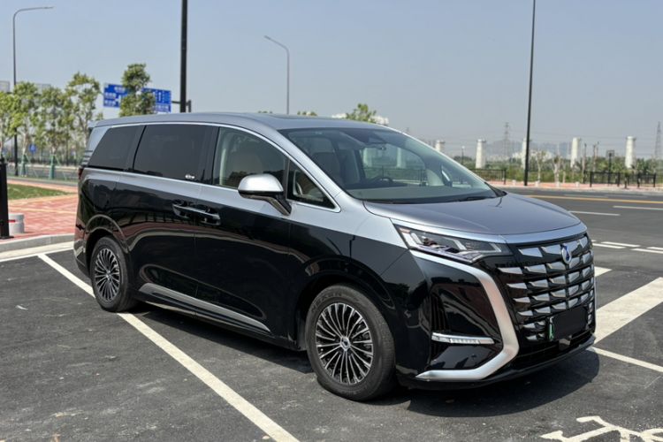 Used Denza D9 2022 DM-i 1040 Prestige Model Exterior 6