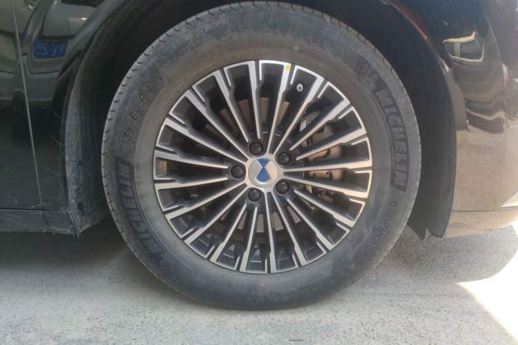 Used Denza D9 2022 DM-i 1040 Prestige Model Exterior 7