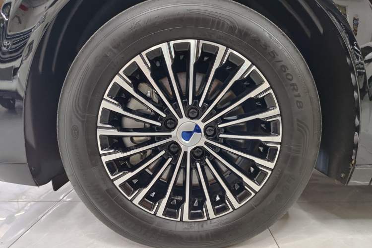 Used Denza D9 2022 DM-i 1040 Prestige Model Exterior 7