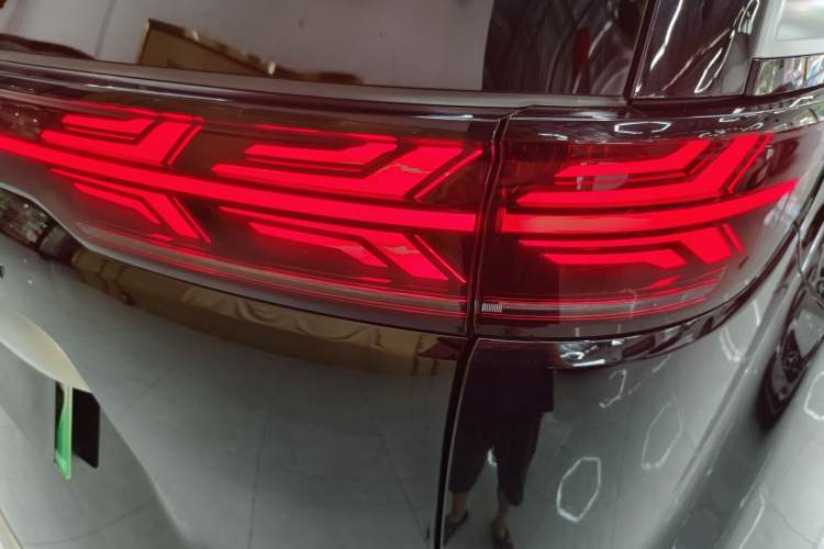 Used Denza D9 2022 DM-i 1040 Prestige Model Exterior 8