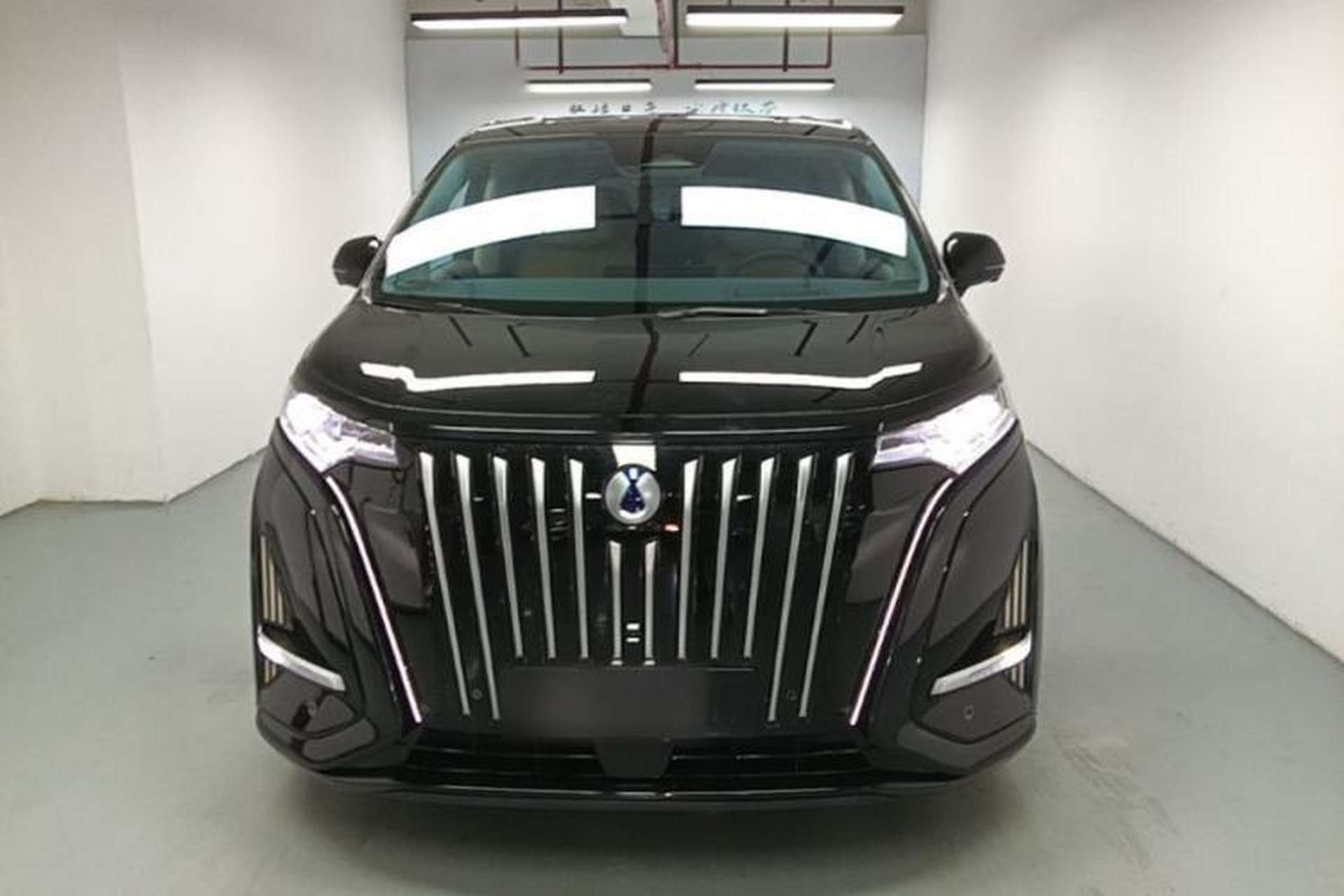 Used Denza D9 2022 EV 600 Four-Wheel Drive Prestige Model Front