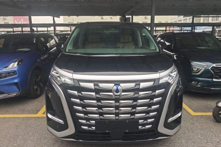 Used Denza D9 2022 DM-i 1040 Prestige Model Front