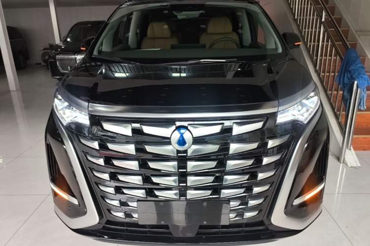 Used Denza D9 2022 DM-i 1040 Prestige Model Front