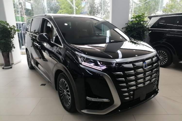 Used Denza D9 2022 DM-i 970 Four-Wheel Drive Prestige Model Front Right 45 Deg
