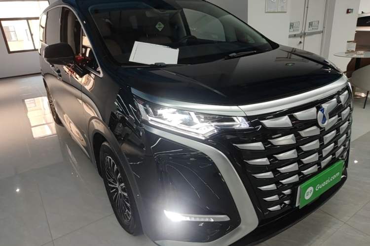 Used Denza D9 2022 DM-i 970 Four-Wheel Drive Prestige Model Front Right 45 Deg