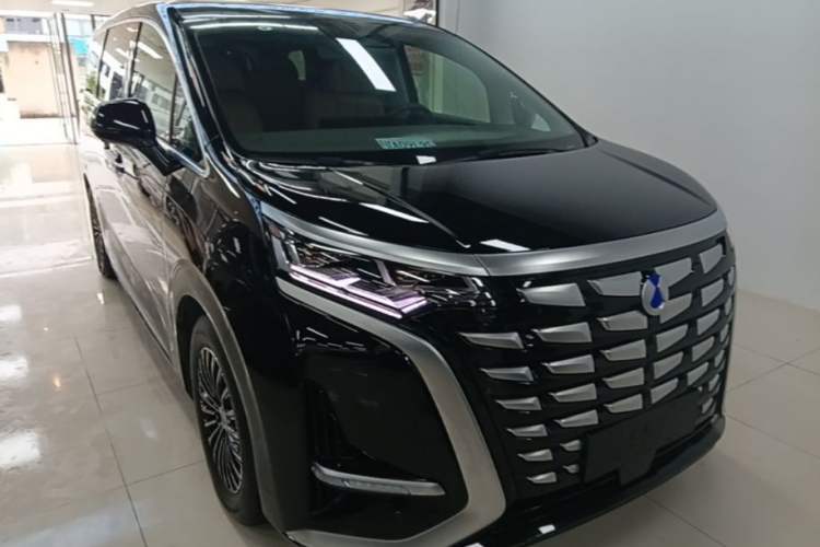 Used Denza D9 2022 DM-i 970 Four-Wheel Drive Prestige Model Front Right 45 Deg