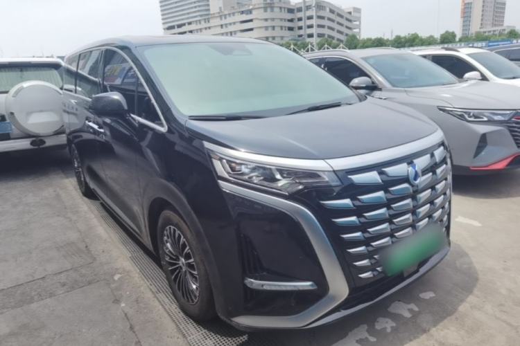 Used Denza D9 2022 DM-i 1040 Prestige Model Front Right 45 Deg