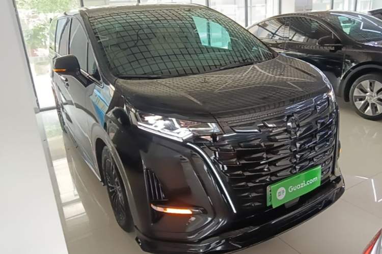 Used Denza D9 2022 DM-i 970 Four-Wheel Drive Prestige Model Front Right 45 Deg