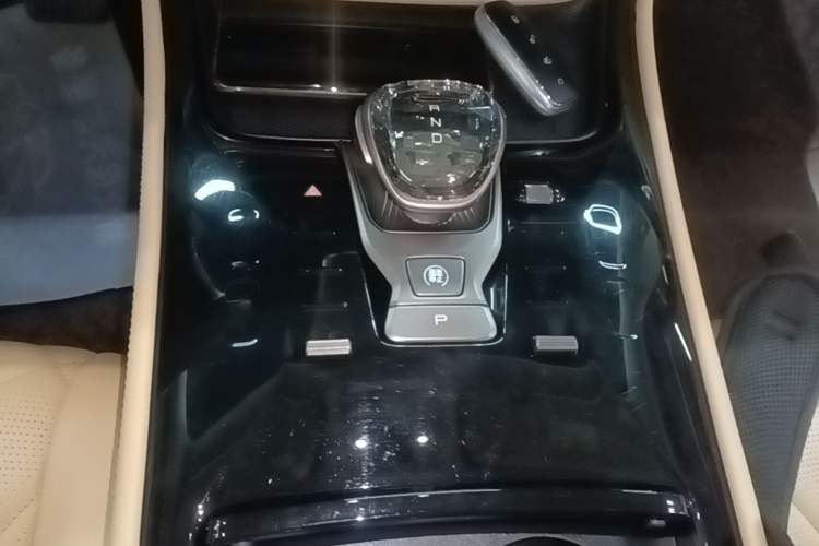 Used Denza D9 2022 DM-i 970 Four-Wheel Drive Flagship Model Gear Lever