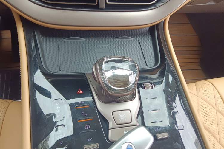 Used Denza D9 2022 DM-i 945 Luxury Model Gear Lever