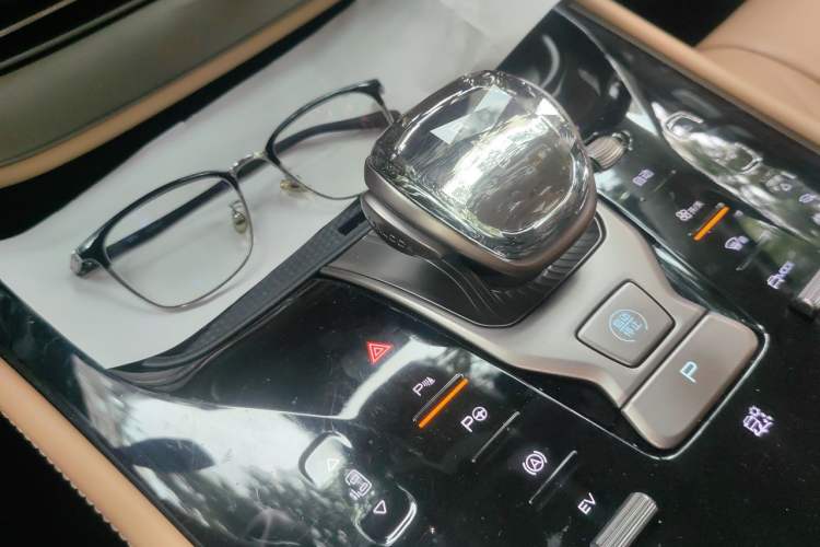 Used Denza D9 2022 DM-i 970 Four-Wheel Drive Prestige Model Gear Lever