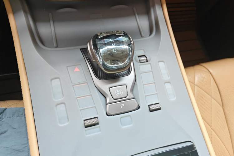 Used Denza D9 2022 DM-i 970 Four-Wheel Drive Prestige Model Gear Lever