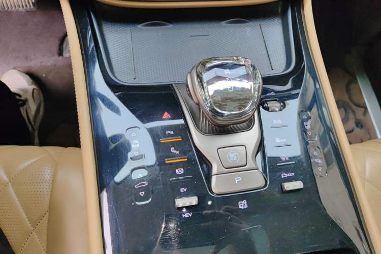 Used Denza D9 2022 DM-i 970 Four-Wheel Drive Prestige Model Gear Lever
