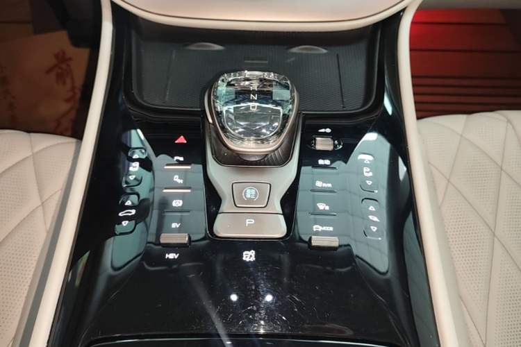 Used Denza D9 2022 DM-i 945 Luxury Model Gear Lever