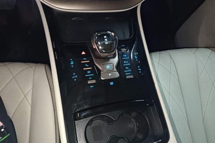 Used Denza D9 2022 DM-i 970 Four-Wheel Drive Prestige Model Gear Lever