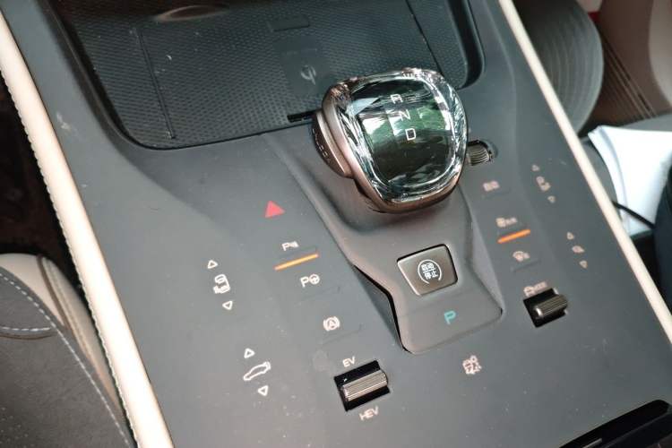 Used Denza D9 2022 DM-i 970 Four-Wheel Drive Flagship Model Gear Lever