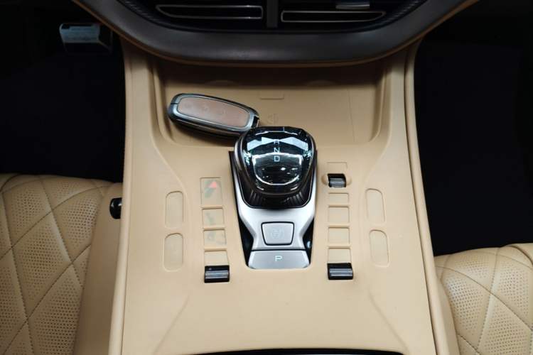 Used Denza D9 2022 DM-i 970 Four-Wheel Drive Prestige Model Gear Lever