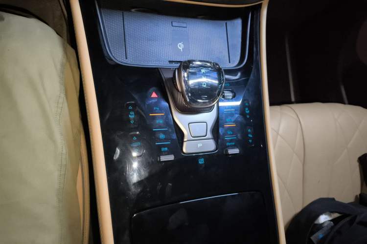 Used Denza D9 2022 EV 600 Four-Wheel Drive Prestige Model Gear Lever