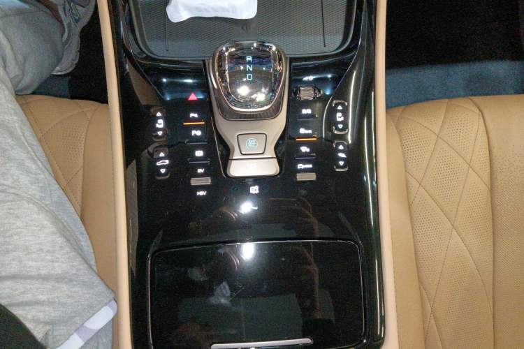 Used Denza D9 2022 DM-i 970 Four-Wheel Drive Flagship Model Gear Lever