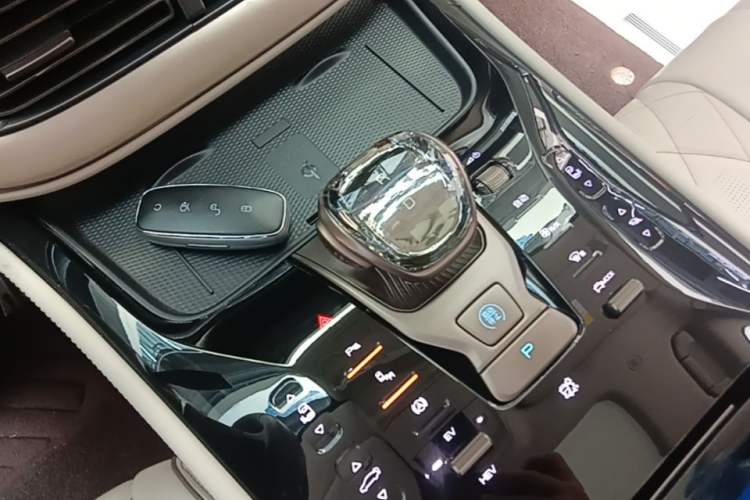 Used Denza D9 2022 DM-i 970 Four-Wheel Drive Prestige Model Gear Lever