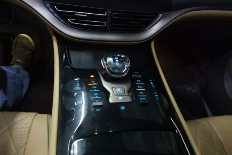 Used Denza D9 2022 DM-i 970 Four-Wheel Drive Flagship Model Gear Lever