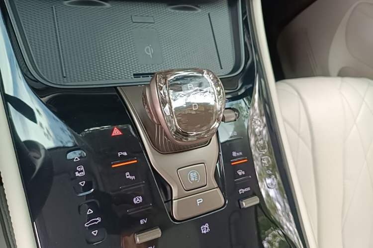 Used Denza D9 2022 DM-i 970 Four-Wheel Drive Prestige Model Gear Lever