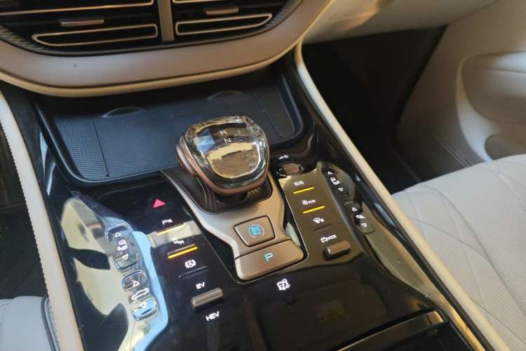 Used Denza D9 2022 DM-i 970 Four-Wheel Drive Prestige Model Gear Lever