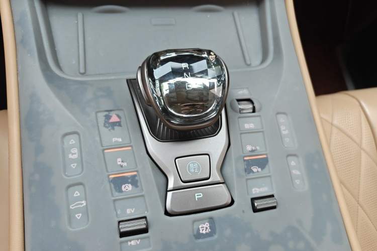 Used Denza D9 2022 DM-i 970 Four-Wheel Drive Prestige Model Gear Lever
