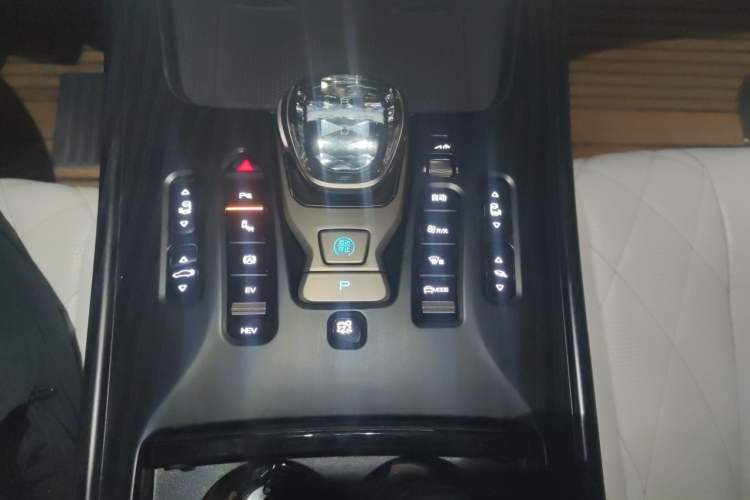 Used Denza D9 2022 DM-i 970 Four-Wheel Drive Flagship Model Gear Lever