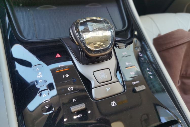 Used Denza D9 2022 DM-i 970 Four-Wheel Drive Flagship Model Gear Lever