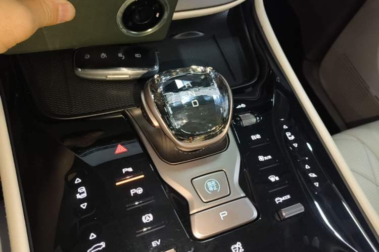 Used Denza D9 2022 DM-i 970 Four-Wheel Drive Flagship Model Gear Lever