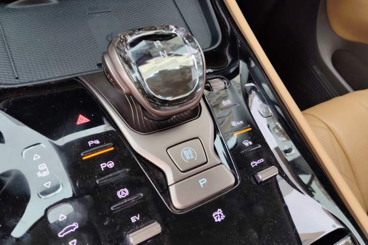 Used Denza D9 2022 DM-i 970 Four-Wheel Drive Flagship Model Gear Lever
