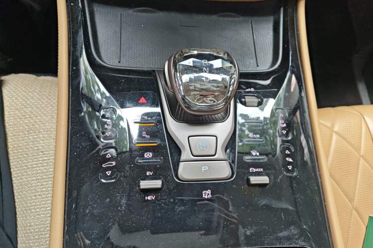 Used Denza D9 2022 DM-i 1040 Prestige Model Gear Lever