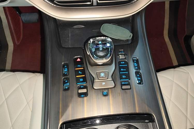 Used Denza D9 2022 DM-i 945 Luxury Model Gear Lever